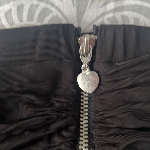 Bebe ruched black mini skirt with zip up back size medium - Picture 3 of 5